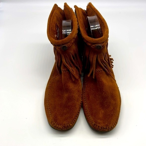 Minnetonka - High Top Brown Suede Fringe With Metal Design  Zip Up Ankle Boot 7 - Picture 2 of 13